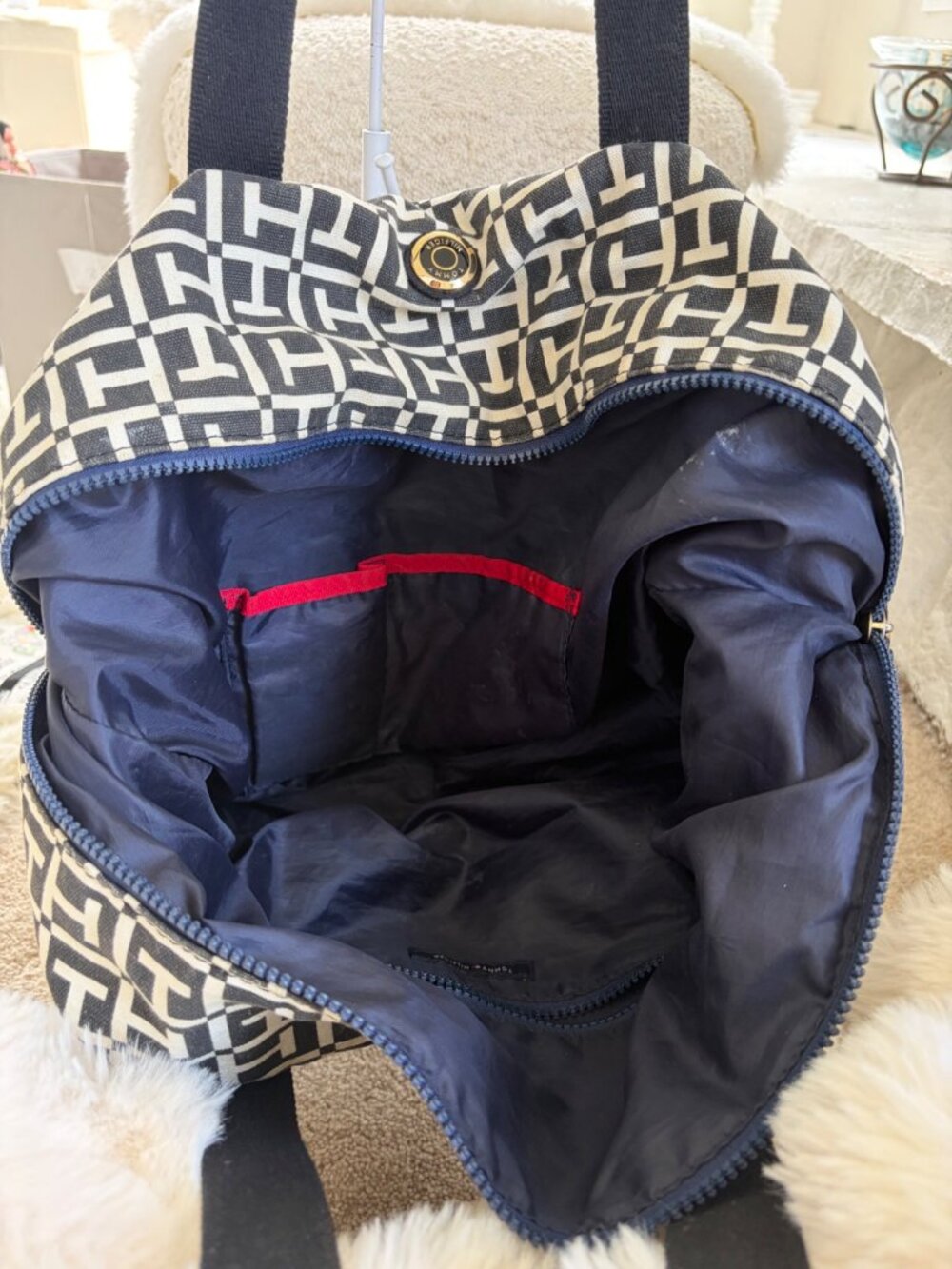 Tommy Hilfiger Black & White Monogram Tote Bag With Zip Closure - Picture 13 of 16